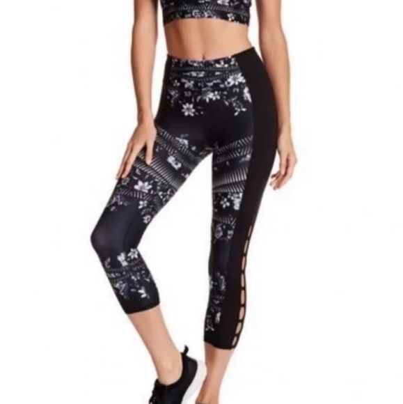 Black Floral Print Yoga Capri Leggings 